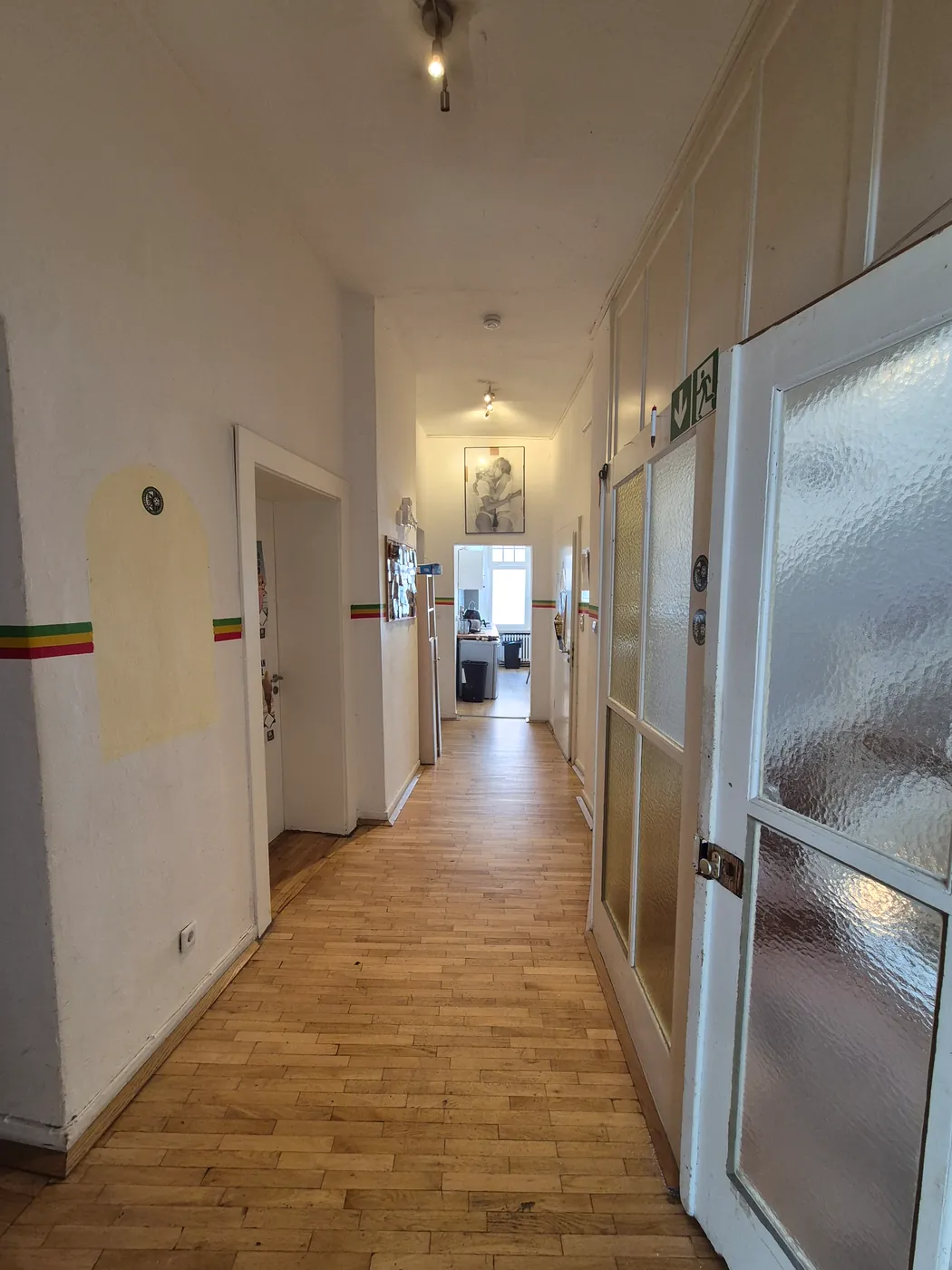 Flur im Ravensberg-Haus mit den Verbindungsfarben Grün, Gold und Rot an der Wand