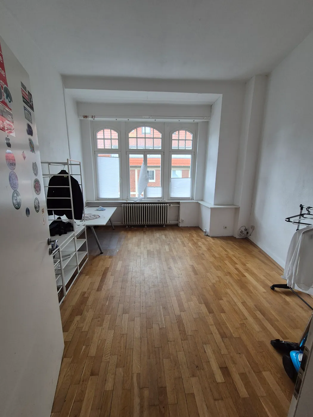 Zimmer mit Erker und Rundbogenfenstern