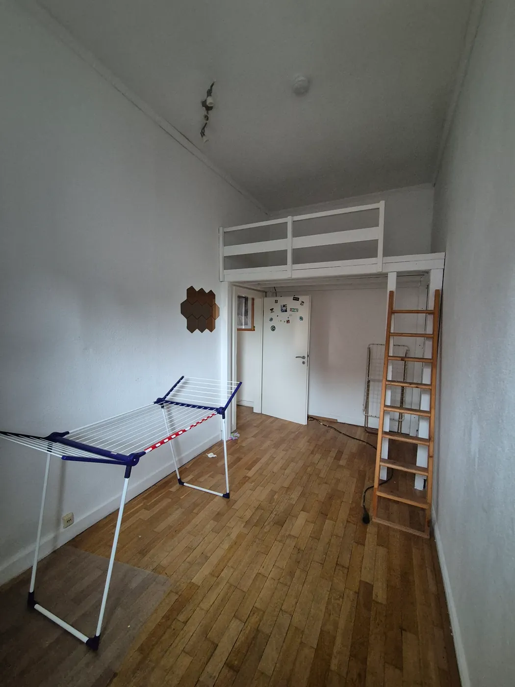 Zimmer mit Schlafpodest und Leiter