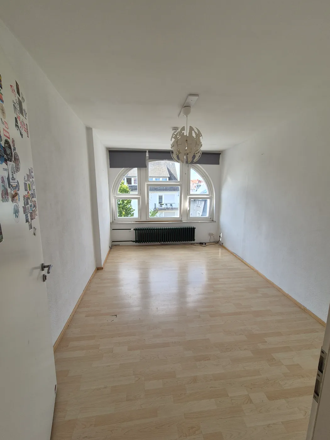 Helles Zimmer mit Rundbogenfenster