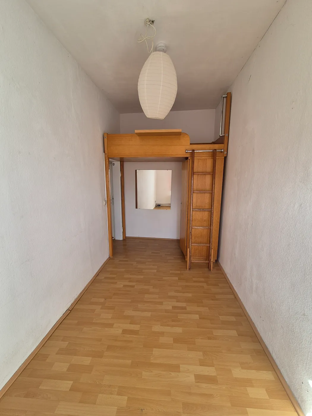 Zimmer mit Holzeinbau und Hochbett