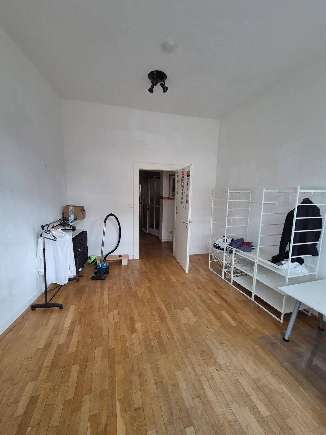 Leeres Zimmer mit hoher Decke und Dielenboden