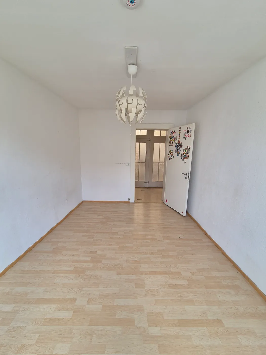 Zimmer mit Blick zur Tür und Dielenboden