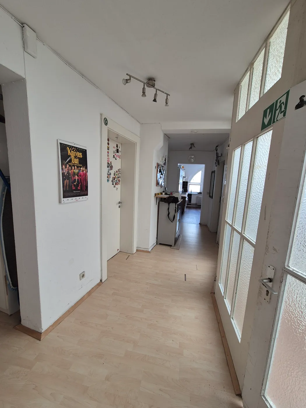 Wohnungsflur mit alten Glastüren