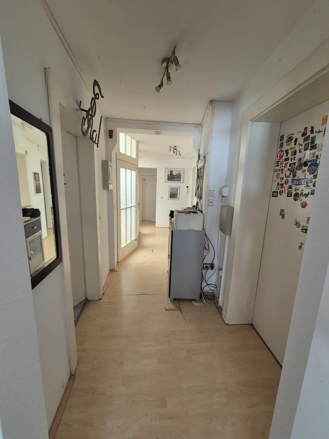 Flur mit Durchgang zur Gemeinschaftsküche