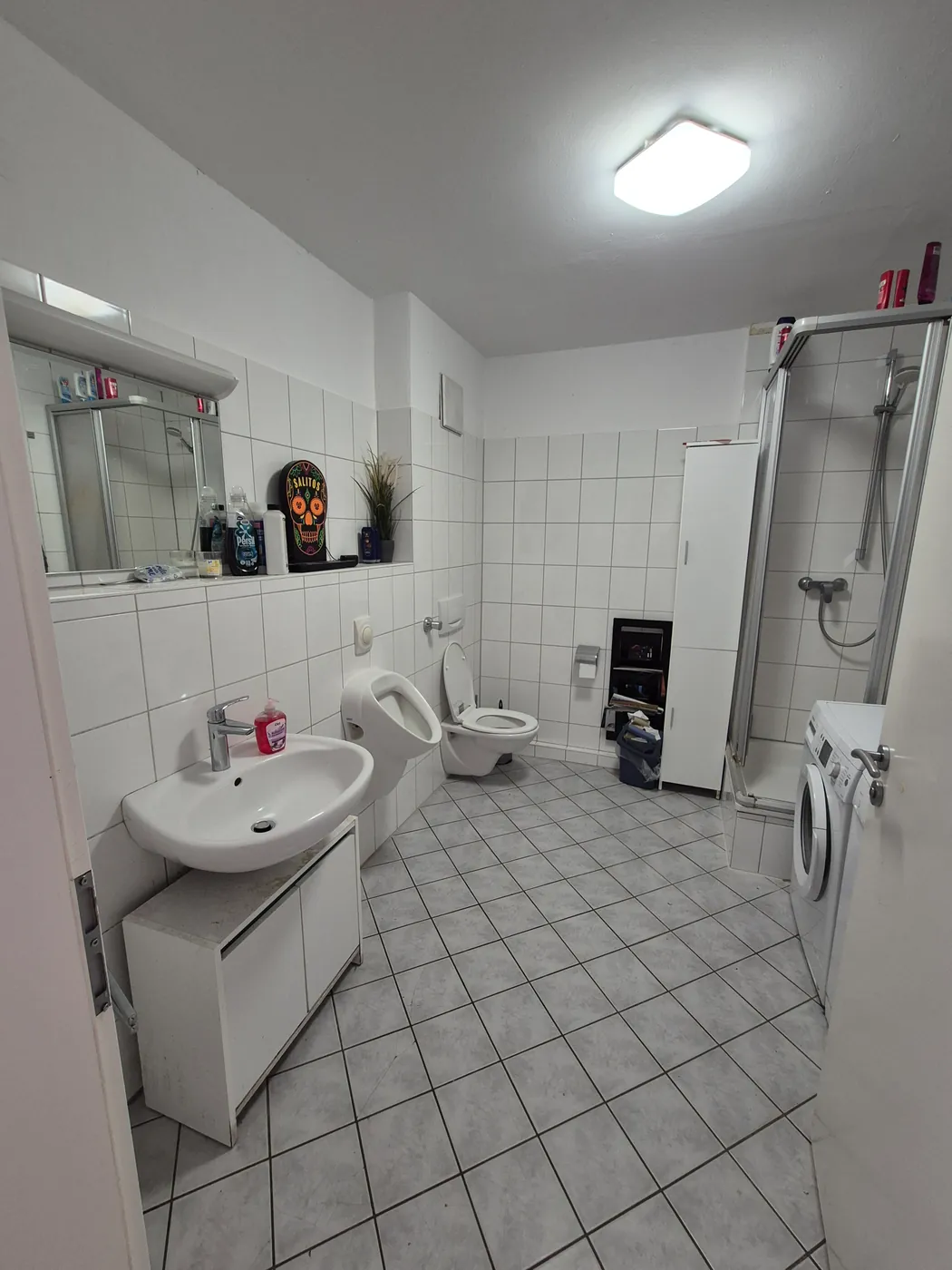 Badezimmer mit Dusche und Waschmaschine