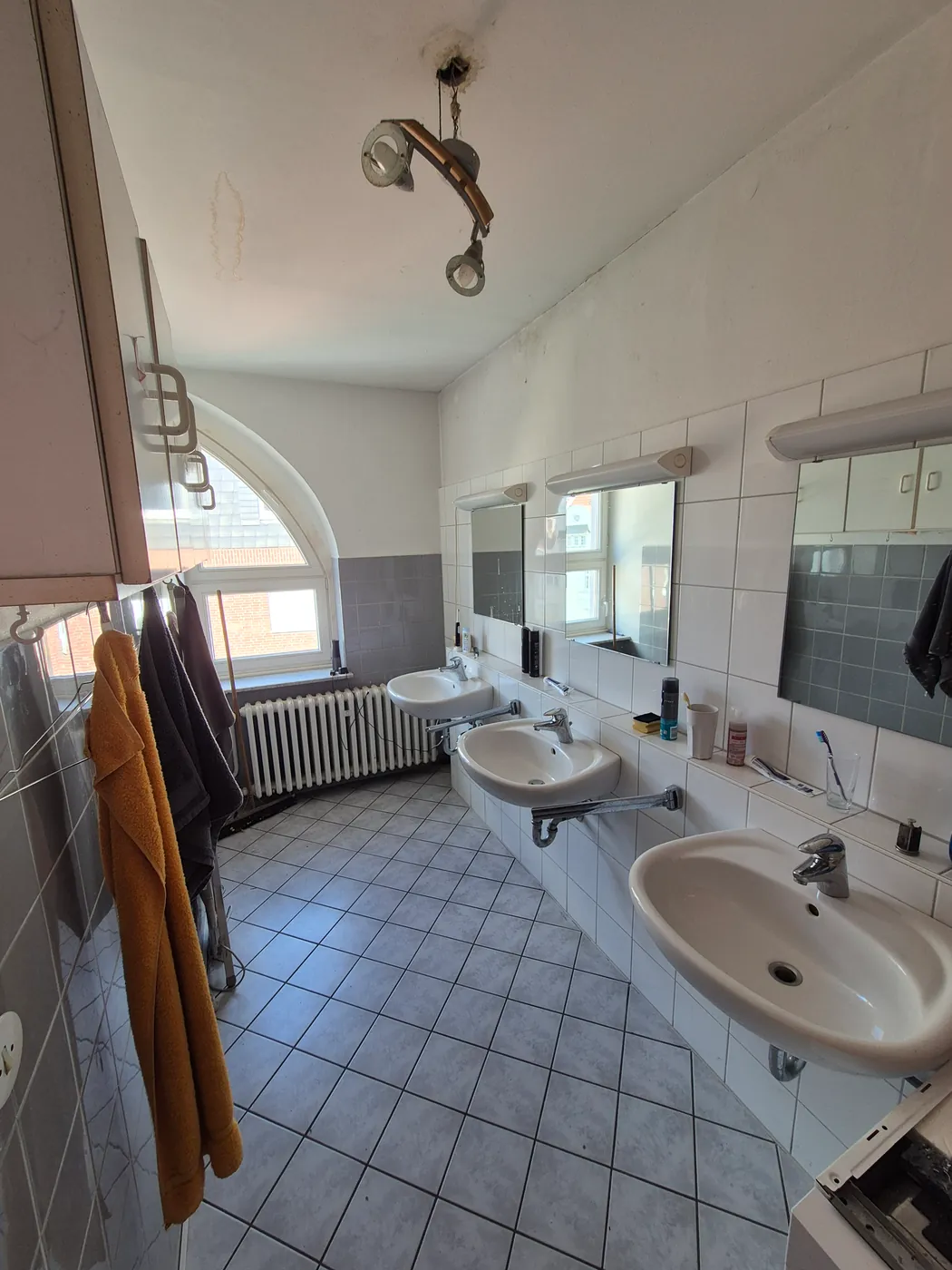 Waschraum mit zwei Waschbecken