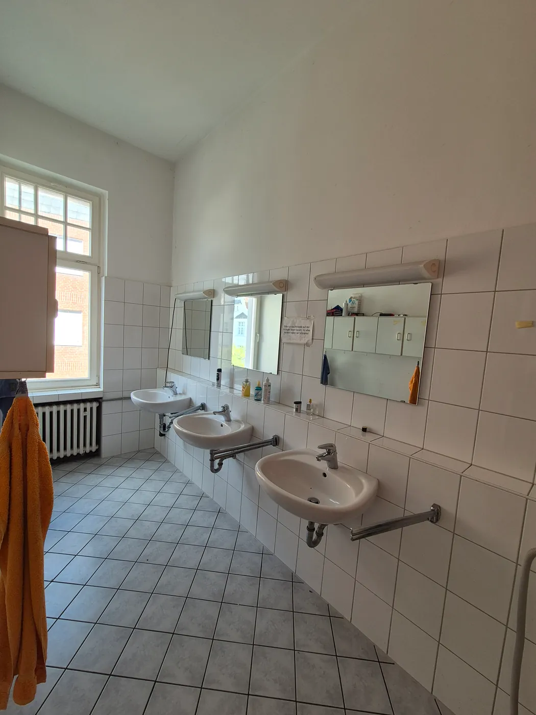 Waschraum mit zwei Waschbecken und Fenster